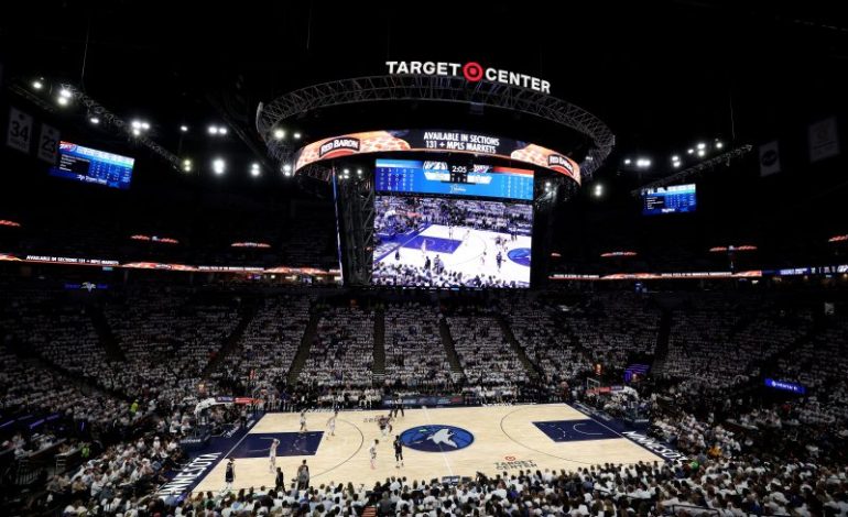  Timberwolves hold moment of silence for Renee Nicole Good