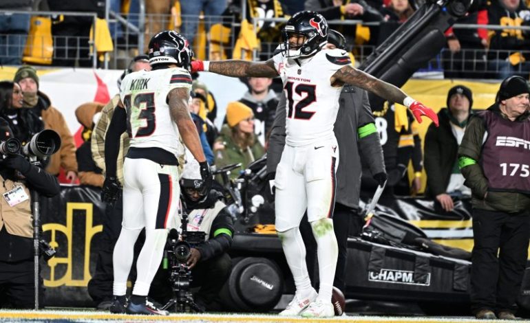  Texans star wide receiver carted off after concussion check