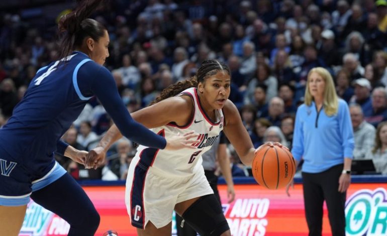  No. 1 UConn women’s basketball overwhelms Villanova to stay perfect