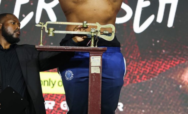  Boxer’s wig goes flying after hard punch in heavyweight bout